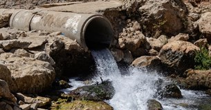 ΥΠΕΝ: Επιδότηση έως 1.300 ευρώ για σύνδεση ακινήτων με το δίκτυο αποχέτευσης