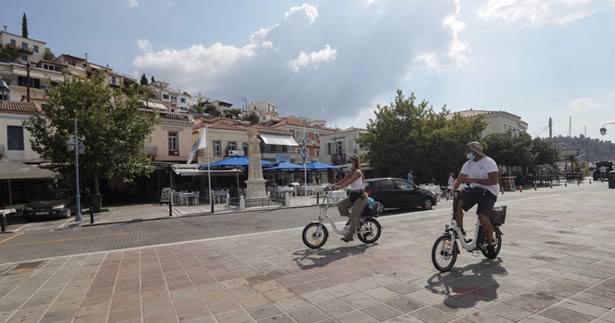 Aδειασε ο Πόρος μετά τα έκτακτα μέτρα: Κλειστά καταστήματα και μάσκες παντού - Ελάχιστοι στους δρόμους