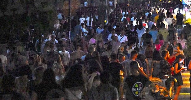 Η Αθήνα «μετακομίζει» στη Χαλκίδα κάθε βράδυ - Aνευ προηγουμένου συνωστισμός στην παραλία (Βίντεο & Φωτογραφίες) Η Αθήνα «μετακομίζει» στη Χαλκίδα κάθε βράδυ - Aνευ προηγουμένου συνωστισμός στην παραλία (Βίντεο & Φωτογραφίες)