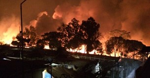 Πύρινη κόλαση στη Λέσβο: Στις φλόγες το ΚΥΤ της Μόριας - Στο δρόμο 12.000 μετανάστες