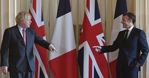 Brexit: Με αποχώρηση από τις συνομιλίες απειλεί ο Τζόνσον - Το κώλυμα με τους Γάλλους ψαράδες