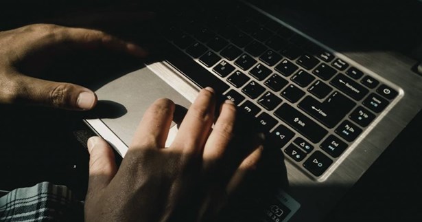 Χαλκίδα: «Influencer» παρενοχλούσε ανήλικα κορίτσια - Στον Εισαγγελέα απευθύνθηκε ο Φ. Σπανός