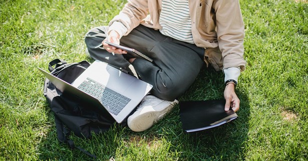 Voucher 200 ευρώ για αγορά laptop και tablet σε μαθητές και φοιτητές