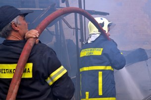 Συμβαίνει τώρα: Φωτιά σε οικία στην περιοχή του Συνοικισμού στη Θήβα - Καίγεται ολοσχερώς