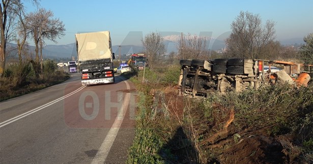 Ανατροπή μπετονιέρας στην Θηβών - Λιβαδειάς έξω από την Αλίαρτο